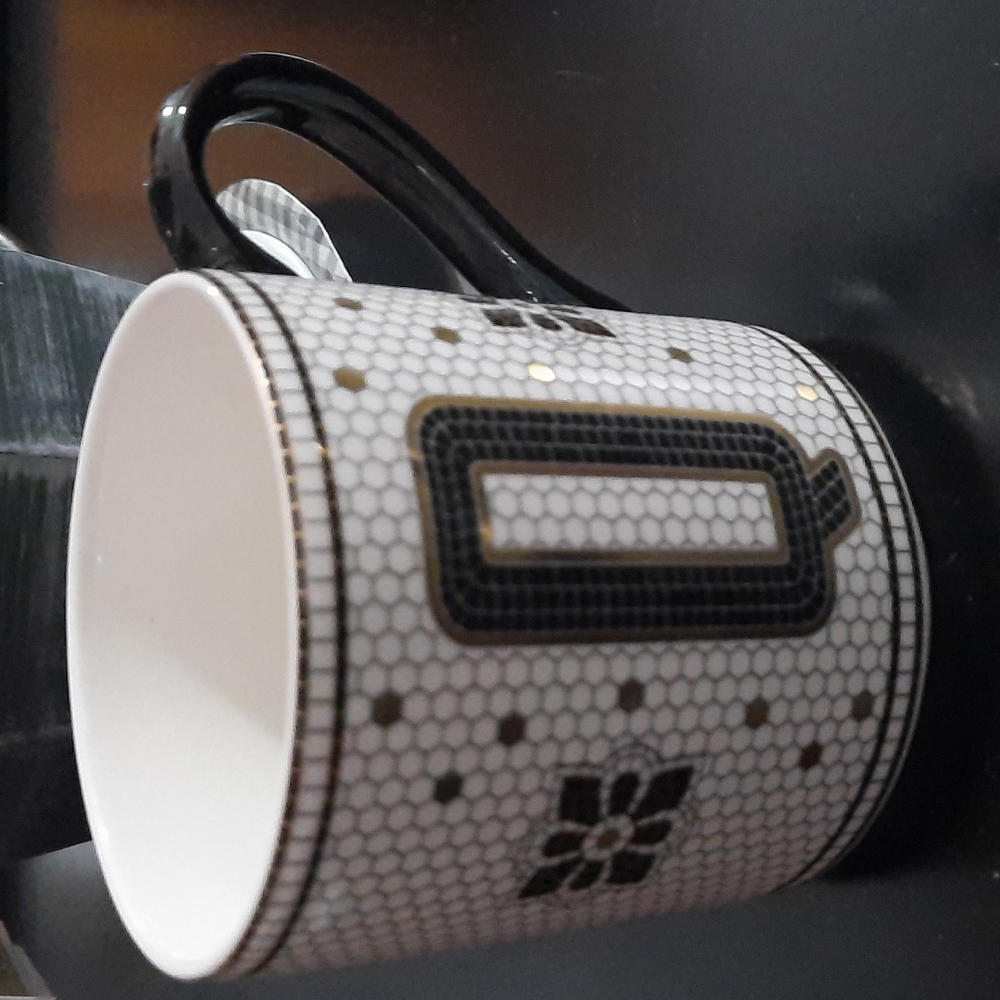 Tiled Margot Monogram Mug Q - Picture 3 of 7